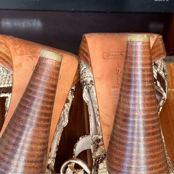 COACH VINTAGE Tamara snake,wood Heel
SZ 7 EUC beautiful,trendy,Y2K wood heel - Picture 6 of 6
